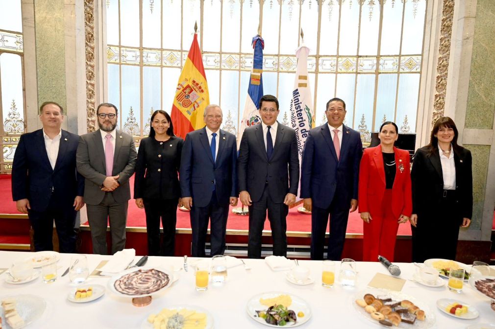 Leonardo Aguilera anunció negociaciones concretas para financiar proyectos turísticos por más de US$4,200 millones.