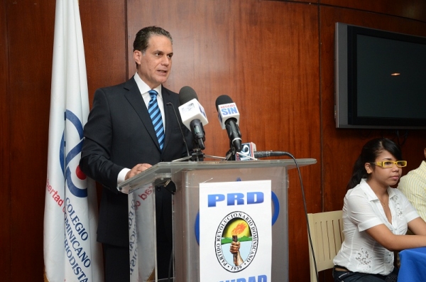 Nelson Espinal Báez en la rueda de prensa. 
