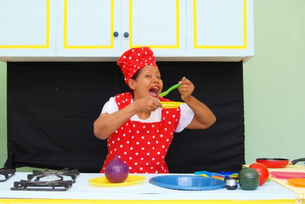 La actriz Tania Calderón en medio de la actuación de la obra de teatro infantil en Teatro Escuela Luna.