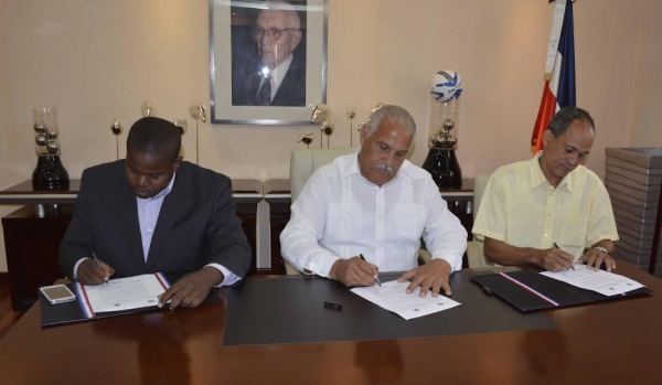 Alcaldes firman acuerdo con el Ministerio de Deportes para festival Elías Piña: 