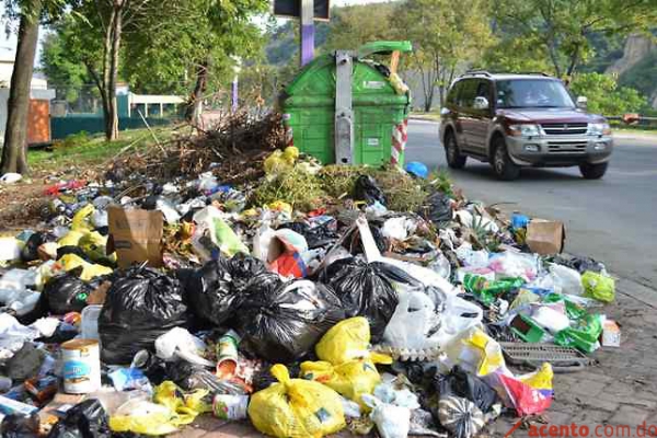 Denuncian basura abarrotan las calles de Santiago:  