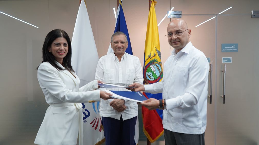 Yamily López, gerente general de Refidomsa, Leonardo Aguilera, presidente del Consejo de Administración de la refinería del Estado dominicano y el embajador de la República del Ecuador, Santiago Martínez Espínola.