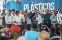 El evento tuvo lugar en la explanada del Palacio Municipal y estuvo encabezado por Carolina Mejía junto a Rafa Ortiz.