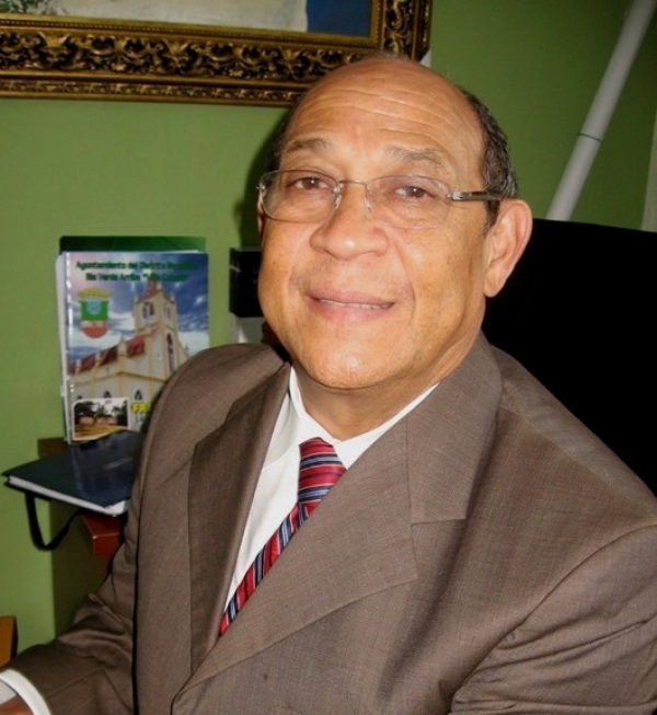 Profesor y abogado Rafael Santos, presidente del PRM provincia Santo Domingo, resalto los dotes morales de Luis Abinader, aspirante presidencial del partido.