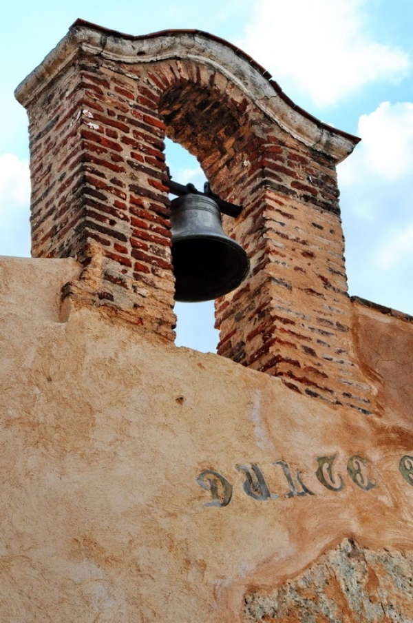 Los trabajos de restauración en la Puerta del Conde, generaron muchas críticas, porque se veían como chapuzas, pero este viernes funcionarios del gobierno aclararon que los mismos se hacen cumpliendo las normas de la colonización.