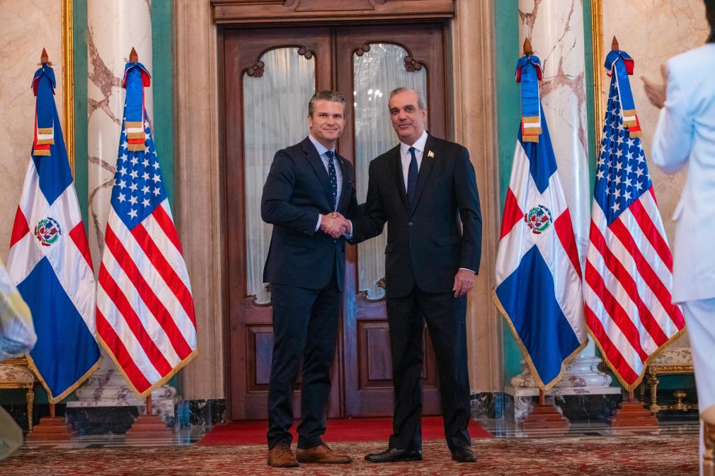 Pete Hegseth concretizó el acuerdo con el país durante su visita breve al país este miércoles.