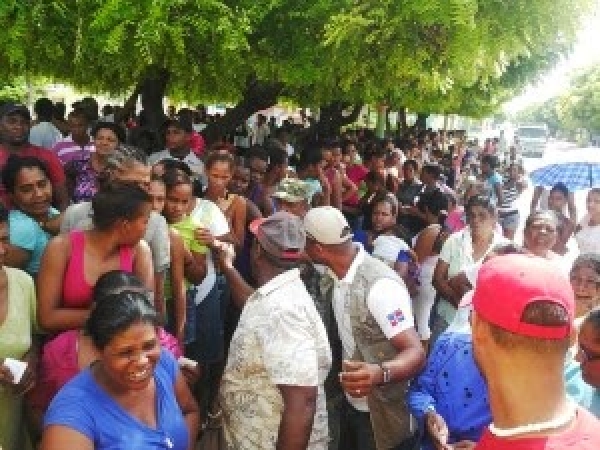 Entregan proteína y medicamentos a decenas de personas Pedernales