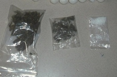 Policía ocupa 28 porciones de drogas
