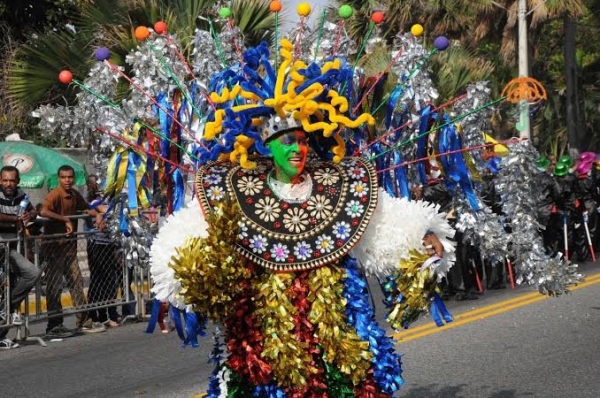 Miles disfrutan desfile de clausura del carnaval: 
