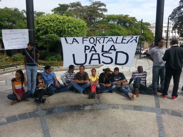 Estudiantes de la UASD-La Vega se encadenan en reclamo de terrenos de la fortaleza