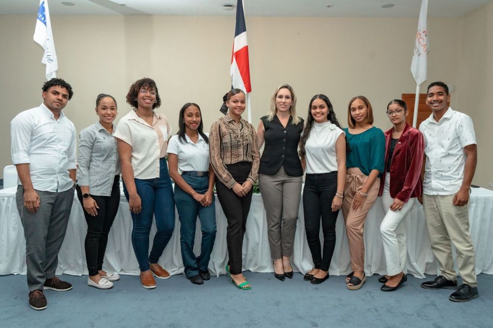 Ana García-Sotoca Pascual, Directora Ejecutiva en Asociación de Hoteles La Romana - Bayahibe, con los nuevos becados.