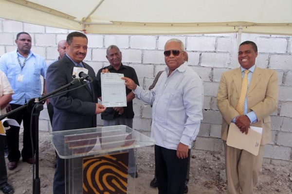 Familias donan terrenos para consruir edificio centro de cedulación Tamayo 