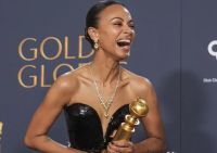 Zoé Saldana recibe el premio Golden Globe 2025 cono actriz secundaria por su papel en el narco-musical-dramático Emilia Pérez.