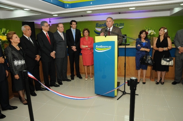 El administrador general de Banreservas, Vicente Bengoa, pronuncia el discurso inaugural de la oficina Gazcue, localizada en la avenida Independencia. Desde la izquierda, los miembros del Consejo de Directores, Andreína Amaro, Julio Báez, Mariano Mella, Ramón De la Rocha, Manuel Agustín Singer; Rosalba Arias, directora general de Banca Personal; Aracelis Medina, subadministradora general Administrativa; y Estela Fernández, integrante del Consejo. 
