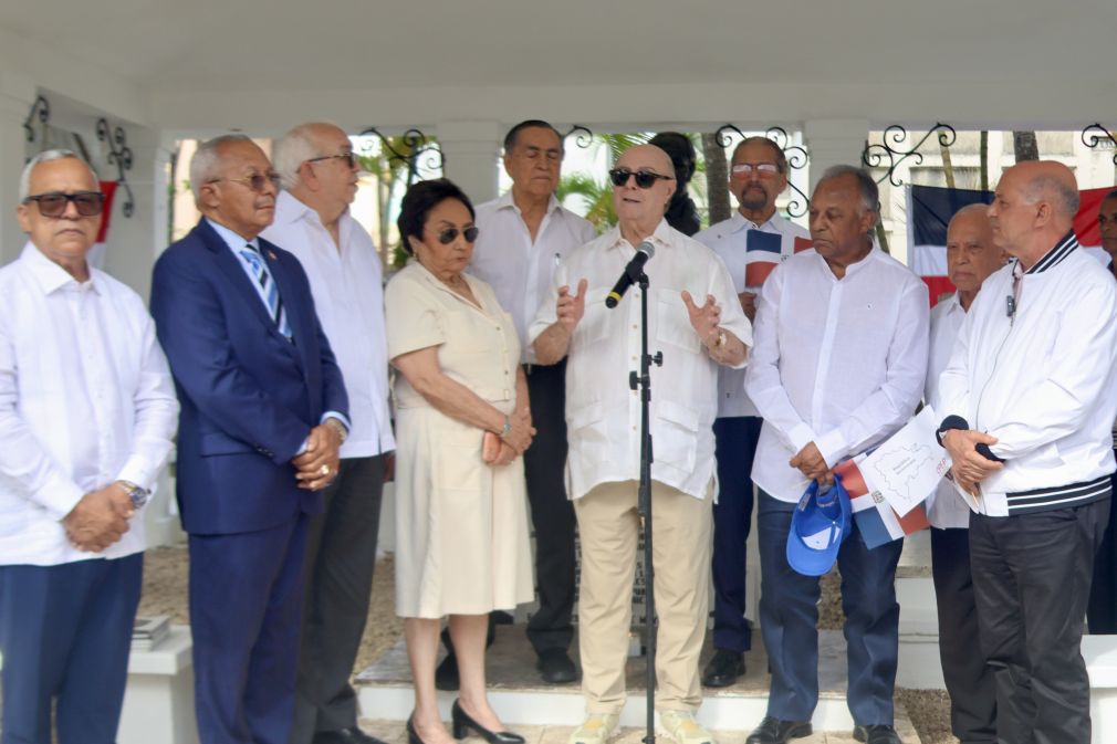 Dirigentes políticos evocan su legado democrático en el cementerio Cristo Redentor y llaman a las nuevas generaciones a seguir el ejemplo del líder socialdemócrata.