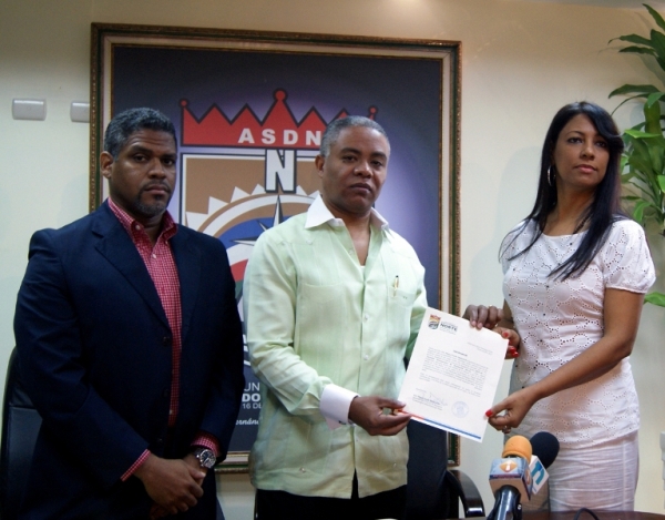 Francisco Fernandez entregando el titulo de propiedad