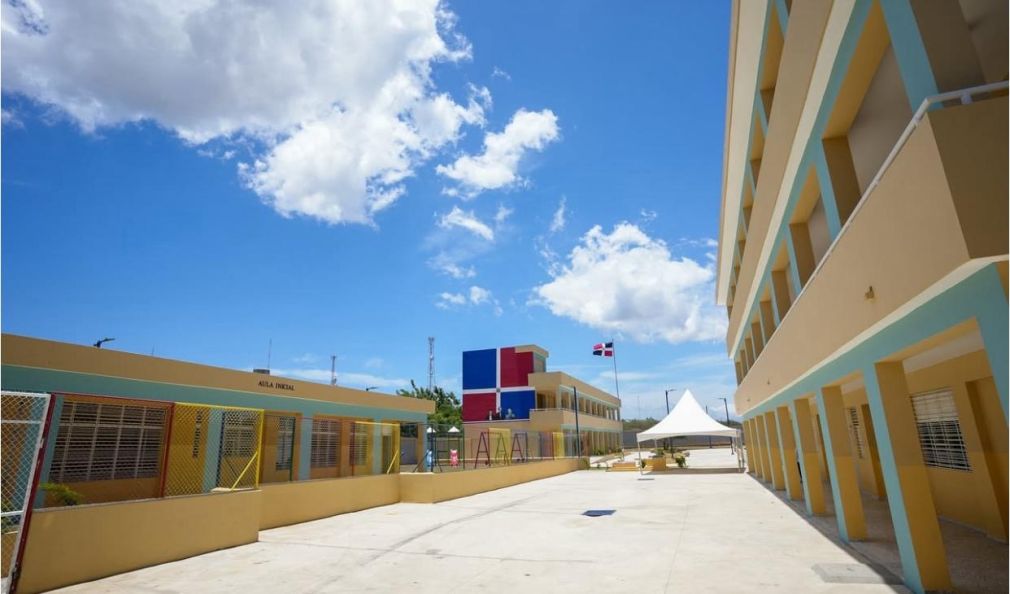 El Centro Educativo construido por la Dirección de Infraestructura Escolar con una inversión de RD$92 millones 947,555.37 beneficiará a 560 estudiantes.