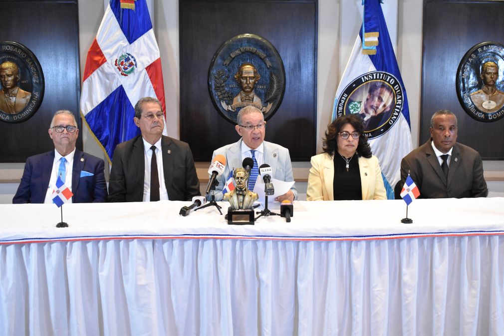Desde la izquierda, José Pilía Moreno, tesorero del Instituto Duartiano; Jacinto Pichardo, vicepresidente; Wilson Gómez, presidente; Rafaela Mesa, secretaria general y Víctor Zabala, gobernador del Museo de Duarte.
