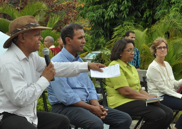 Domingo Contreras participando en uno de los foros comunitarios en la Ciudad Capital.
