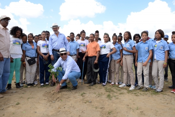 Bauta rojas Gómez acompañados de funcionarios y estudiantes siembra un árbol en la rivera del riíaLechería, como forma de garantizar vida