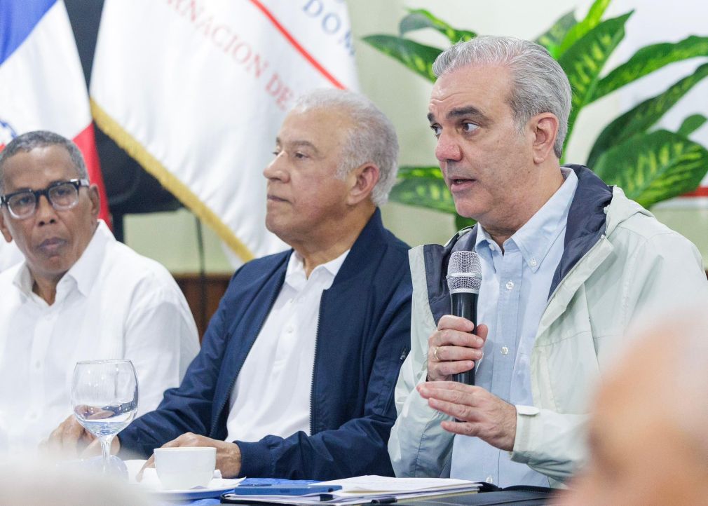 Presidente se reunió con autoridades de Ocoa para evaluar daños de Melissa.