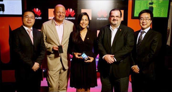 Ejecutivos de Orange Dominicana y Huawei que participaron en la presentación de Ascend p1.