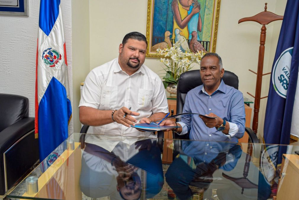 El convenio fue firmado por Franklin Soriano, coordinador del Plan Social de la Refinería Dominicana de Petróleo (Refidomsa), y Marcelino Fulgencio, director de la institución de salud.