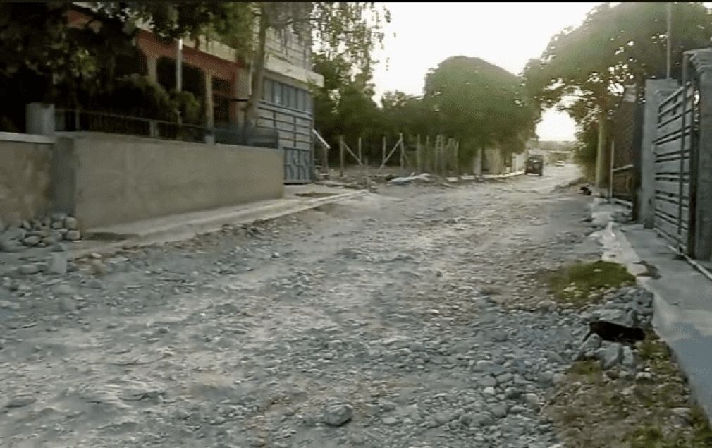 Residentes en el sector Los Guandules en Barahona claman por arreglo de calles.