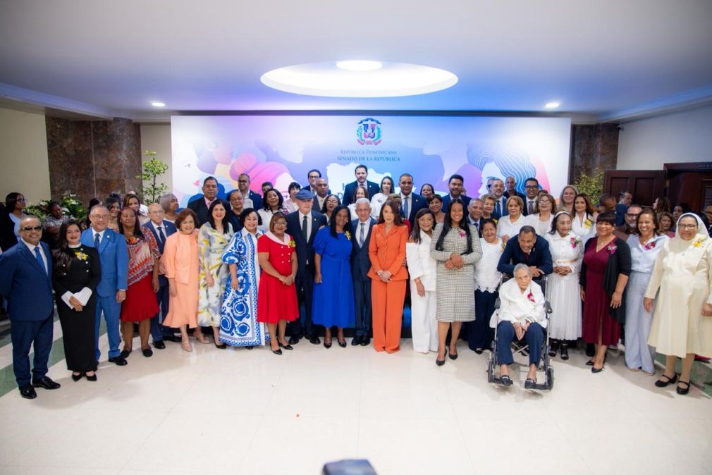Las 32 mujeres que fueron reconocidas recibieron sus pergaminos junto a los senadores que las propusieron para ser distinguidas en el acto solemne que se llevó a cabo en el salón de la Asamblea Nacional.
