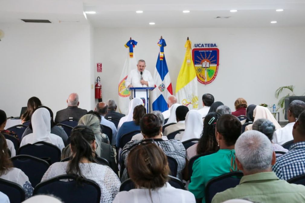 Nuncio Apostólico del Papa León XIV dicta en Ucateba conferencia sobre la paz según el magisterio pontificio.