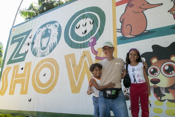 Entrenador de aves es saludo por infantes que disfrutaron el show.