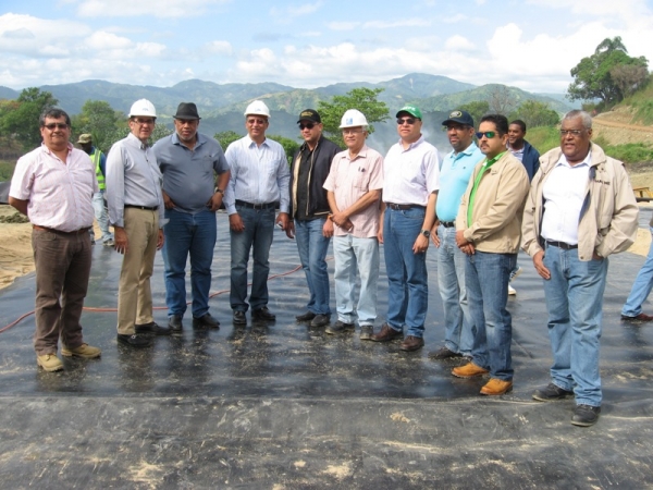 El Ingeniero johnny Jones al centro con casco protector encabezó el equipo técnico de la Liga Municipal Dominicana que supervisa los trabajos de construcción del vertedero de Villa Altagracia, a su izquierda con chaleco negro, el alcalde Luís Méndez, a su derecha el Ing. Víctor Silva, asistente ejecutivo de la secretaria general de la LMD.