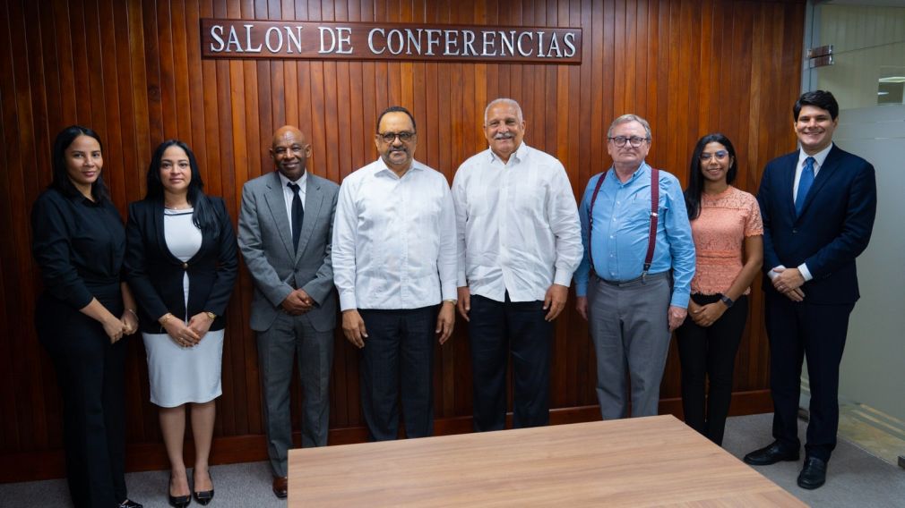 El encuentro fue presidido por el ministro de Justicia, Antoliano Peralta Romero, a quien le acompañaron el viceministro de Políticas Públicas, Juan Dionicio Rodríguez Restituyo, y el viceministro de Derechos Humanos, Noel Sued Canahuate. En representación de la provincia estuvieron el activista social y exvicepresidente de la República, Jaime David Fernández Mirabal, y el coordinador de la Oficina Técnica Provincial, Luciano Bertorro.