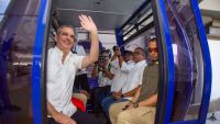 Explicó que con el teleférico se crean más de 18,972 metros cuadrados de espacios públicos y se recuperan parques urbanos para el disfrute de los niños, los ancianos y todos los ciudadanos.