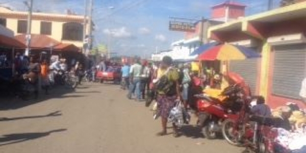 Grna flujo de personas en mercado fronterizo de Dajabón: 