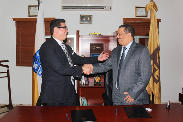 El alcalde Francis Peña y Roberto Rosario se saludan después de firmar el acuerdo.