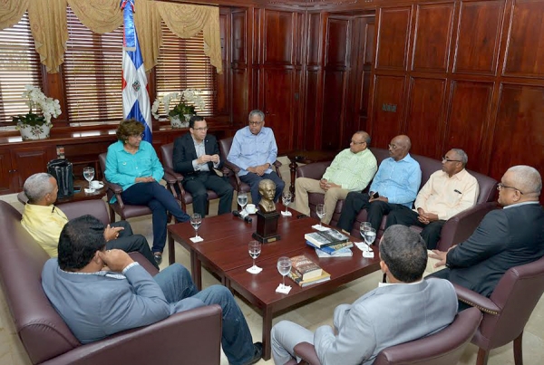 El ministro de Relaciones Exteriores, Andrés Navarro mientras participa en una reunión con el embajador y cancilleres designados en Haití, en donde tomaron la decisión de retornar a sus respectivas sedes en Haití.