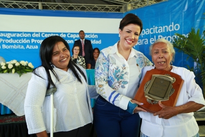 Vicipresidenta entrega centro de capacitación en Azua:  