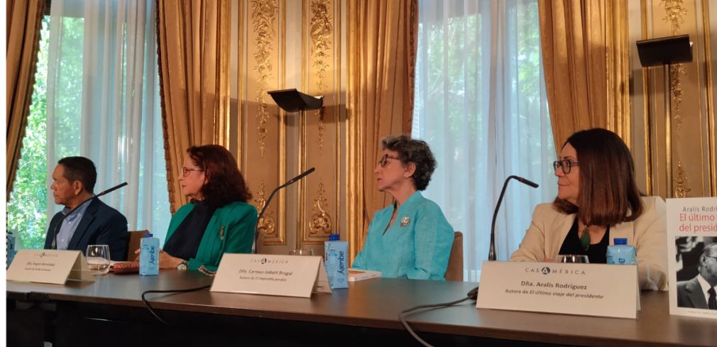 Carmen Imbert Brugal, Aralis Rodríguez y Ángela Hernández, durante el panel "Ficción y realidad: El espejo de la narrativa dominicana contemporánea", moderado por el escritor Daniel Tejada, de ACUDEBI. Foto suministrada por la Embajada Dominicana en España.