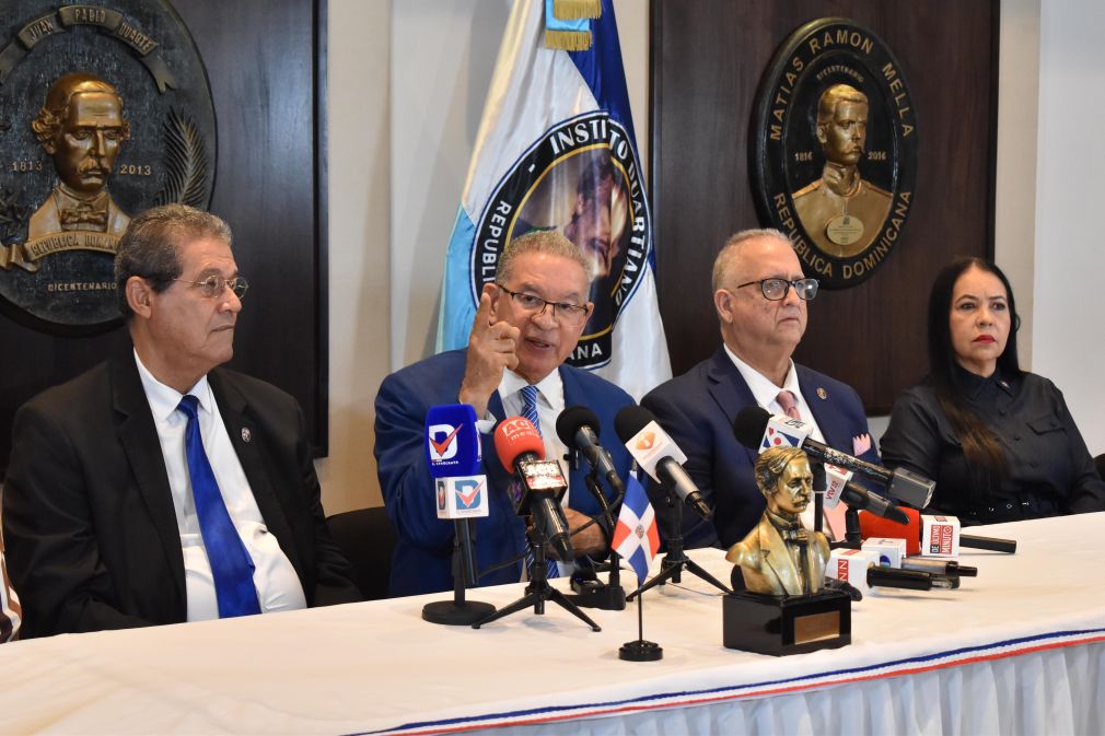 Desde la izquierda, Jacinto Pichardo, vicepresidente del Instituto Duartiano; Wilson Gómez Ramírez, presidente y José Moreno, tesorero.