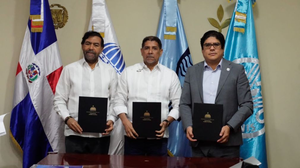 El convenio fue firmado por Olmedo Caba Romano, director ejecutivo del Indrhi, Limber Cruz, ministro de Agricultura y Rodrigo Castañeda, representante de la FAO.