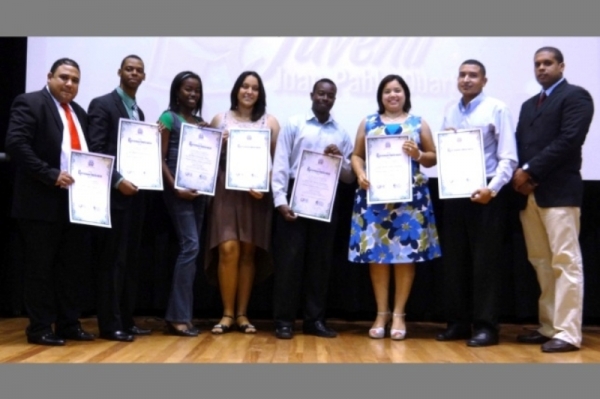 Reconocen a jóvenes destacados