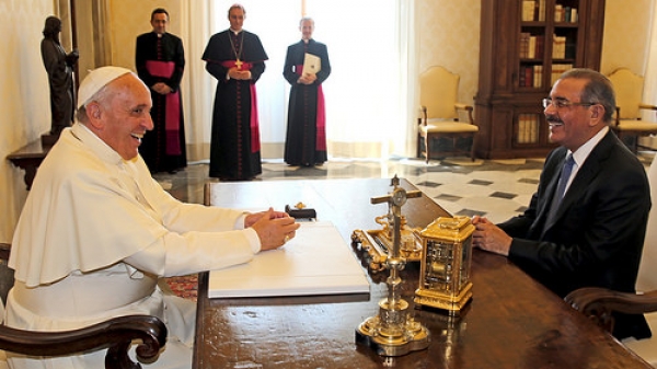 Medina y papa hablan política social, migración e iglesia