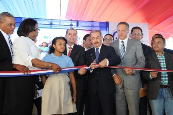 Presidente Medina entrega cinco escuelas en Montecristi: 
