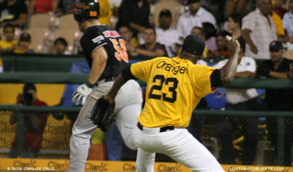 Toros cornean el Águila en el corral
