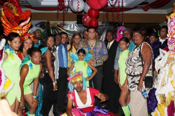 Carnavaleros se unifican en Santo Domingo Oeste