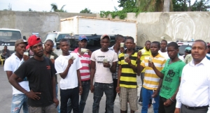 Una parte de los trabajadores haitianos, muestran el pago recibido por las prestaciones de la demanda laboral contra la empresa coquera real del kilómetro Cinco, en Haína, San Cristóbal.