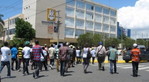 Decenas de haitianos se disponen a llegar al ministerio de Trabajo donde pernotaron por varias horas hasta que la Ministra Maritza Hernández, recibió una comisión de ellos y sus abogados