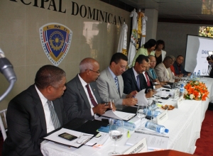 Los líderes de la municipalidad firman el convenio que busca establecer responsabilidades en la municipalidad