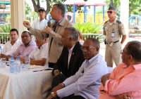 El Diputado Manuel Jiménez expone sus ideas junto a los diputados y regidores Aníbal Rosario, Jorge Frías, José Santana, Juan Cruz Pichardo, Danerys Santana, Pedro Mota y Radhames González.